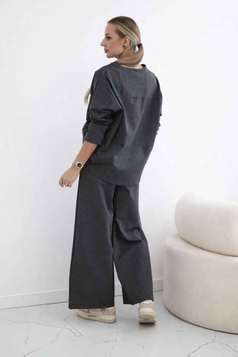 Modelka w grafitowym komplecie Punto Milano Winter – bluza i szerokie spodnie w nowoczesnym stylu Modelka w grafitowym komplecie Punto Milano Winter – bluza i szerokie spodnie w nowoczesnym stylu