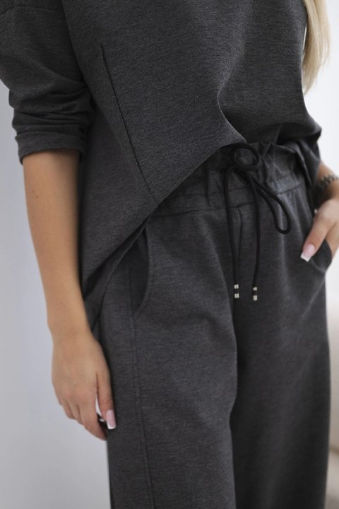 Modelka w grafitowym komplecie Punto Milano Winter – bluza i szerokie spodnie w nowoczesnym stylu Modelka w grafitowym komplecie Punto Milano Winter – bluza i szerokie spodnie w nowoczesnym stylu