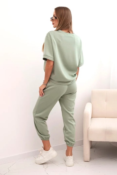 Modelka w ciemnym miętowym komplecie z wiskozy z długimi spodniami i luźną bluzką – stylowy look na co dzień Modelka w ciemnym miętowym komplecie z wiskozy z długimi spodniami i luźną bluzką – stylowy look na co dzień