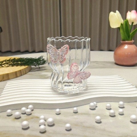 Szklanka ryflowana 260 ml z falowanymi ściankami i różowymi motylkami 3D – model SZK161