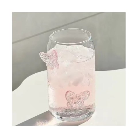Elegancka szklanka z motylkami 3D i szklaną słomką wypełniona różowym napojem z lodem – dekoracyjna, idealna do letnich drinków. Elegancka szklanka z motylkami 3D i szklaną słomką wypełniona różowym napojem z lodem – dekoracyjna, idealna do letnich drinków.