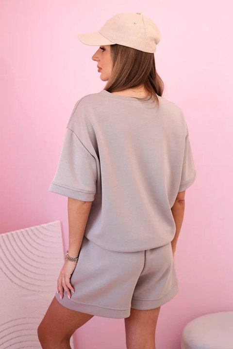 Modelka w ciemno beżowym komplecie masełko z bluzką i szortami – elegancki zestaw casualowy Modelka w ciemno beżowym komplecie masełko z bluzką i szortami – elegancki zestaw casualowy