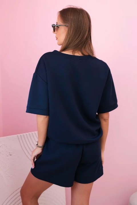 Modelka w granatowym komplecie z luźną bluzką i szortami – miejska i wygodna stylizacja na lato Modelka w granatowym komplecie z luźną bluzką i szortami – miejska i wygodna stylizacja na lato