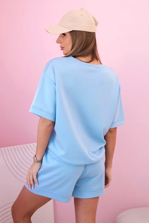 Modelka w niebieskim komplecie masełko z szortami i luźną bluzką – stylowa, wakacyjna stylizacja Modelka w niebieskim komplecie masełko z szortami i luźną bluzką – stylowa, wakacyjna stylizacja