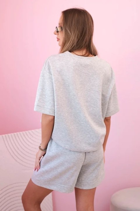 Modelka w szarym komplecie z luźną bluzką i szortami z wysokim stanem – wygodna stylizacja casualowa na lato Modelka w szarym komplecie z luźną bluzką i szortami z wysokim stanem – wygodna stylizacja casualowa na lato