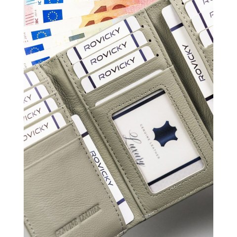 Rozłożony portfel damski Cavaldi z kartami i banknotami w środku