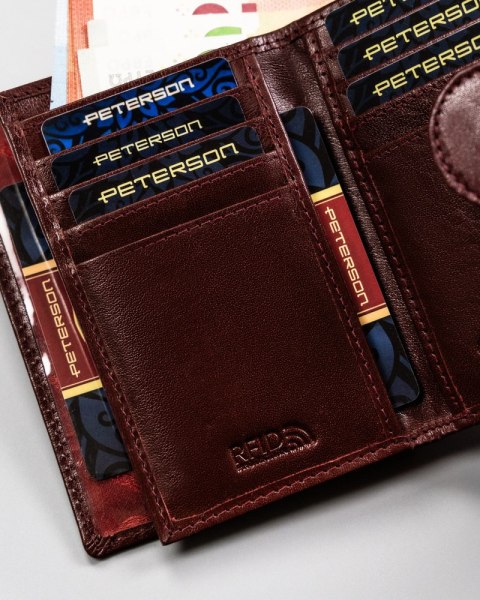 Wnętrze portfela Peterson z kartami, banknotami i miejscem na dokumenty