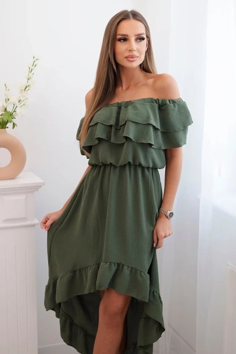 Modelka w khaki sukience hiszpance z falbaną i dłuższym tyłem – romantyczny i letni styl