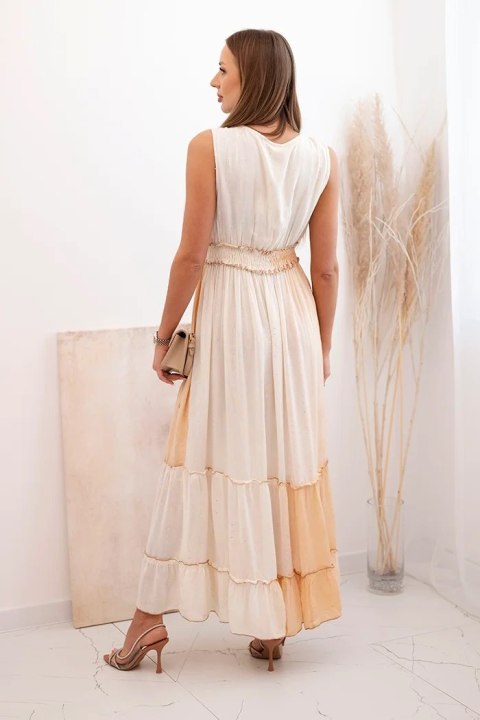 Modelka w beżowej sukience maxi z cekinami – letnia stylizacja w stylu boho Modelka w beżowej sukience maxi z cekinami – letnia stylizacja w stylu boho