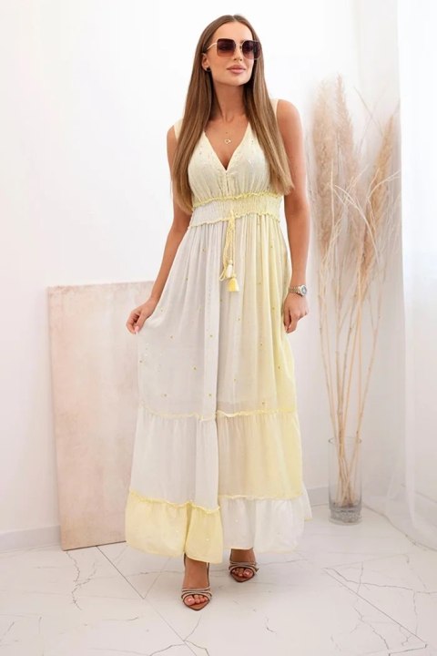Modelka w sukience maxi z wiskozy w kolorze kiwi z cekinami – stylizacja boho na lato Modelka w sukience maxi z wiskozy w kolorze kiwi z cekinami – stylizacja boho na lato
