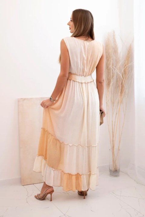Modelka w morelowej sukience maxi z wiskozy – stylizacja boho z cekinami Modelka w morelowej sukience maxi z wiskozy – stylizacja boho z cekinami