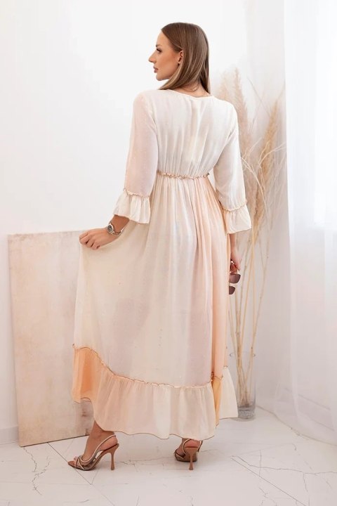 Modelka w beżowej sukience boho z wiskozy, zdobionej cekinami i ozdobnym wiązaniem – stylizacja na lato Modelka w beżowej sukience boho z wiskozy, zdobionej cekinami i ozdobnym wiązaniem – stylizacja na lato