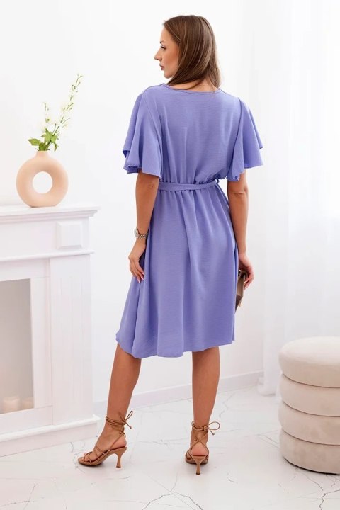 Modelka w fioletowej sukience z przekładanym dekoltem i paskiem – elegancka i kobieca stylizacja Modelka w fioletowej sukience z przekładanym dekoltem i paskiem – elegancka i kobieca stylizacja