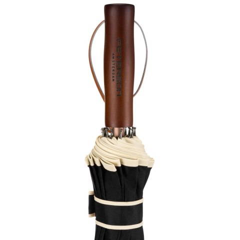 Czarny parasol Peterson z dużą czaszą i stylową drewnianą rączką – Stylowy Wieszak