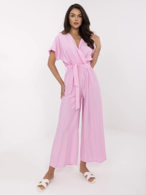 Stylowy jasnoróżowy kombinezon damski Italy Moda z wiązanym paskiem w talii Stylowy jasnoróżowy kombinezon damski Italy Moda z wiązanym paskiem w talii