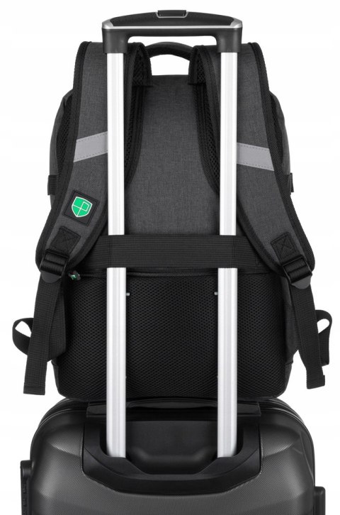 Czarny plecak Peterson z kieszenią na laptopa i pasami kompresyjnymi