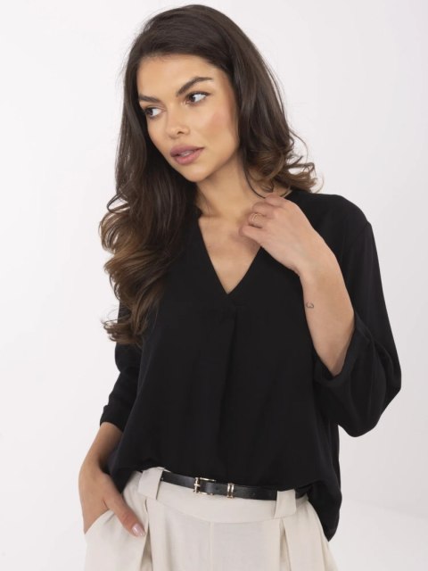 Modelka w czarnej bluzce SUBLEVEL z dłuższym tyłem rozmiar XL Modelka w czarnej bluzce SUBLEVEL z dłuższym tyłem rozmiar XL