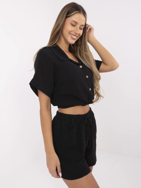 Modelka w czarnych szortach z wysokim stanem – one size Modelka w czarnych szortach z wysokim stanem – one size