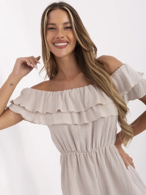 Letni look z kombinezonem hiszpanką – beż, bawełna, falbany Letni look z kombinezonem hiszpanką – beż, bawełna, falbany