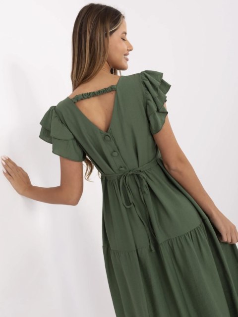Modelka w letniej sukience midi khaki z falbankami i guzikami z tyłu Modelka w letniej sukience midi khaki z falbankami i guzikami z tyłu