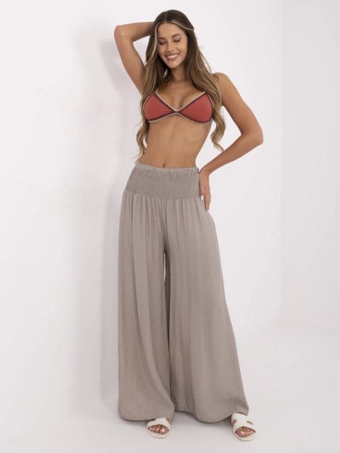 Modelka w ciemnobeżowych spodniach palazzo Italy Moda na lato Modelka w ciemnobeżowych spodniach palazzo Italy Moda na lato