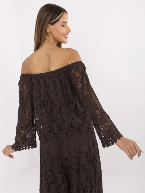 Modelka w ciemnobrązowej koronkowej bluzce boho z odkrytymi ramionami Modelka w ciemnobrązowej koronkowej bluzce boho z odkrytymi ramionami