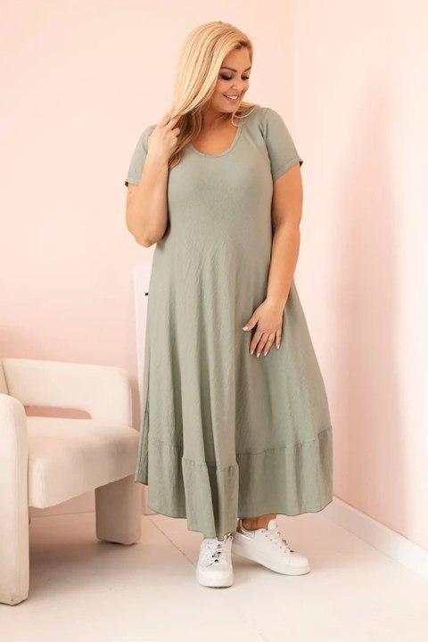 Sukienka damska plus size z krótkim rękawem i falbaną z lekkiej wiskozy khaki Sukienka damska plus size z krótkim rękawem i falbaną z lekkiej wiskozy khaki