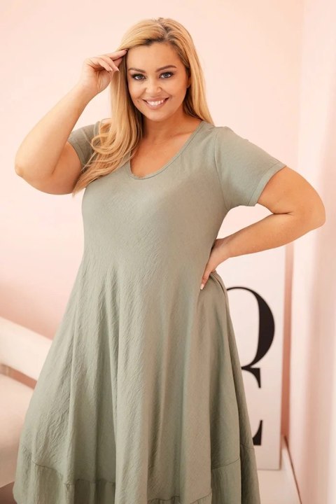 Sukienka damska plus size z krótkim rękawem i falbaną z lekkiej wiskozy khaki Sukienka damska plus size z krótkim rękawem i falbaną z lekkiej wiskozy khaki