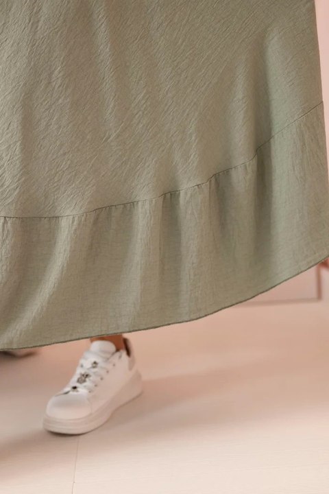 Sukienka damska plus size z krótkim rękawem i falbaną z lekkiej wiskozy khaki Sukienka damska plus size z krótkim rękawem i falbaną z lekkiej wiskozy khaki