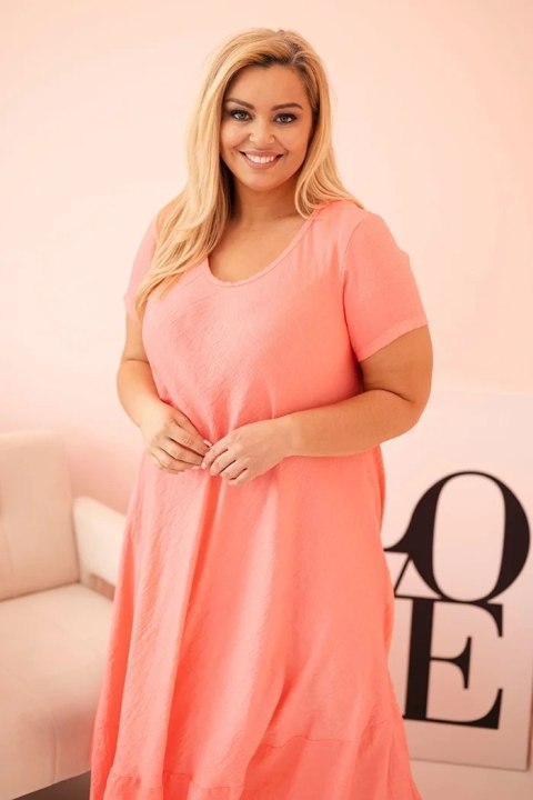 Sukienka damska plus size z krótkim rękawem i falbaną z lekkiej wiskozy różowa Sukienka damska plus size z krótkim rękawem i falbaną z lekkiej wiskozy różowa