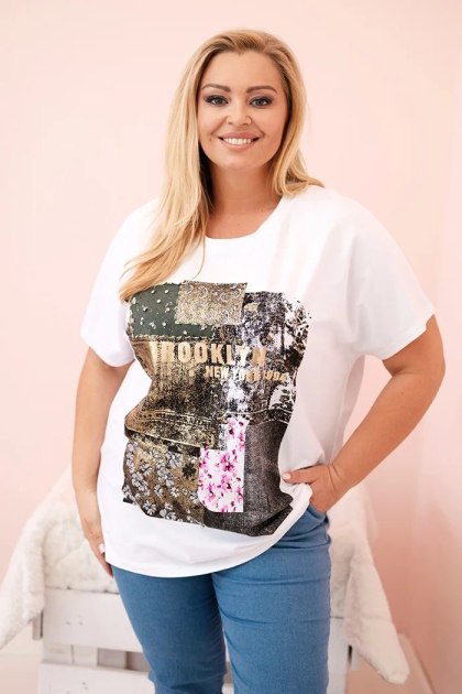 Bluzka Damska Plus Size Biała z Nadrukiem Khaki – Patchwork Brooklyn | Stylowy Wieszak
