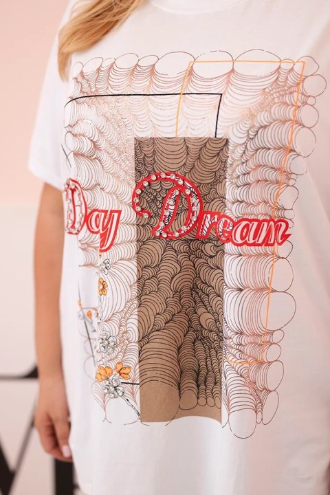 Bluzka oversize w kolorze białym z camelowym nadrukiem – model Plus Size Bluzka oversize w kolorze białym z camelowym nadrukiem – model Plus Size