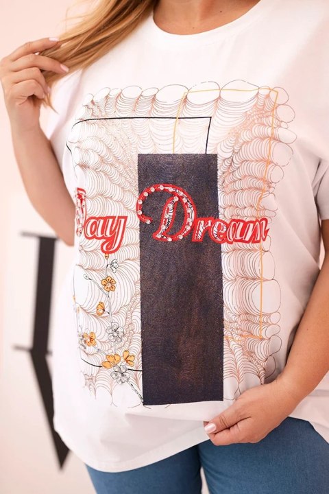 Stylowa bluzka XXL z napisem Day Dream – biały i granatowy wzór Stylowa bluzka XXL z napisem Day Dream – biały i granatowy wzór