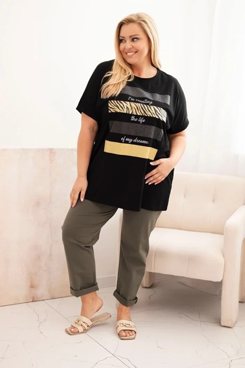 Modelka Plus Size w czarnej bluzce z napisem "I'm creating the life of my dreams" Modelka Plus Size w czarnej bluzce z napisem "I'm creating the life of my dreams"