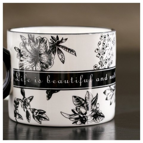 Kubek ceramiczny czarno-biały z napisem „Life is beautiful” Kubek ceramiczny czarno-biały z napisem „Life is beautiful”