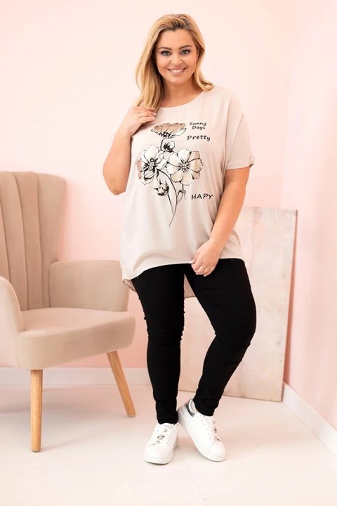 Bluzka damska Plus Size z wiskozy z kwiatowym nadrukiem i napisem beżowa Bluzka damska Plus Size z wiskozy z kwiatowym nadrukiem i napisem beżowa