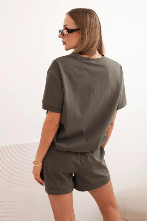 Włoski komplet casualowy w kolorze khaki – bluzka i spodenki Włoski komplet casualowy w kolorze khaki – bluzka i spodenki