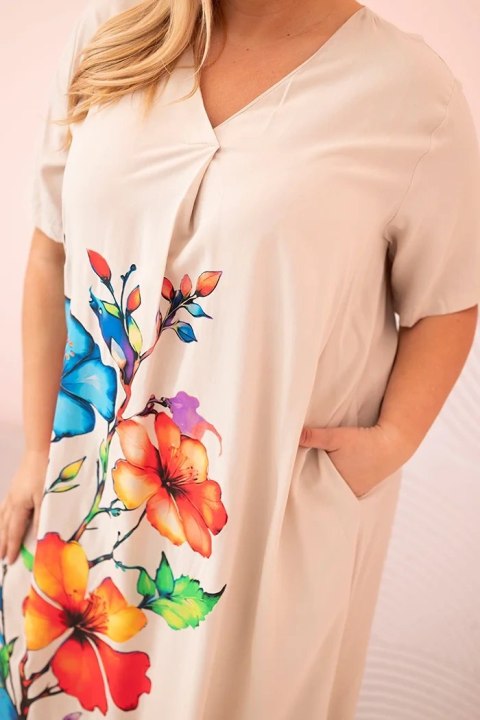 Sukienka damska Plus Size z wiskozy z kwiatowym nadrukiem beżowa Sukienka damska Plus Size z wiskozy z kwiatowym nadrukiem beżowa