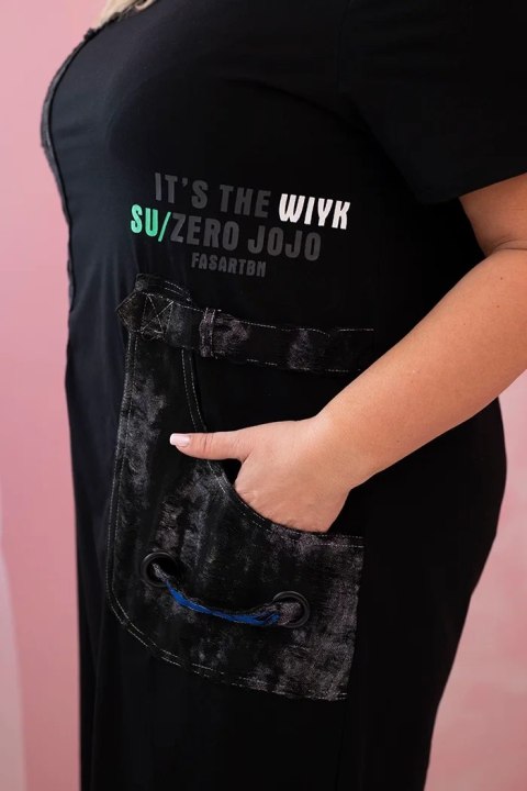 Sukienka damska bawełniana Plus Size z kieszeniami i napisami czarna Sukienka damska bawełniana Plus Size z kieszeniami i napisami czarna