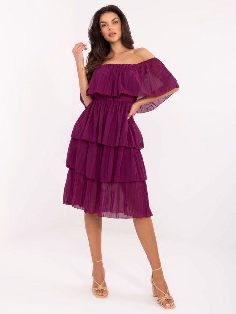 Modelka w fioletowej sukience hiszpance z falbanami Modelka w fioletowej sukience hiszpance z falbanami