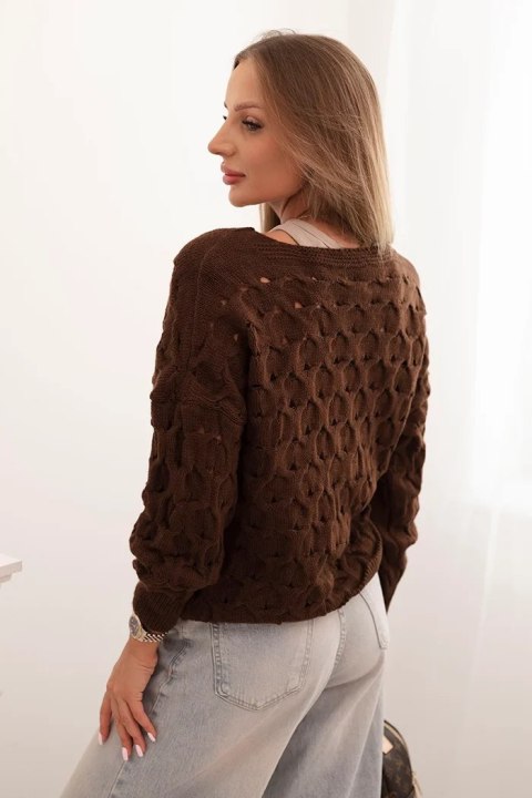 Modelka w brązowym swetrze ażurowym z dekoltem w serek i złotymi guzikami – Stylowy Wieszak Modelka w brązowym swetrze ażurowym z dekoltem w serek i złotymi guzikami – Stylowy Wieszak