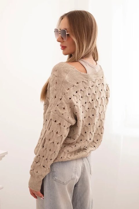 Sweter damski ciemnobeżowy z ażurowym splotem, dekoltem V i złotymi guzikami – Italy Moda Sweter damski ciemnobeżowy z ażurowym splotem, dekoltem V i złotymi guzikami – Italy Moda