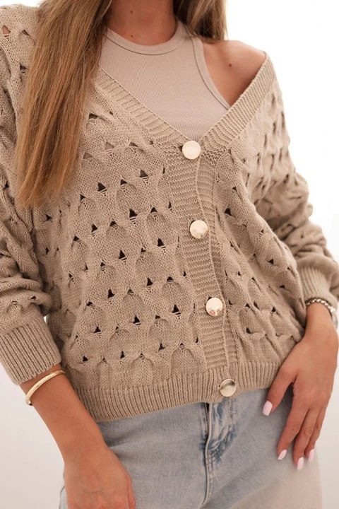 Sweter damski ciemnobeżowy z ażurowym splotem, dekoltem V i złotymi guzikami – Italy Moda Sweter damski ciemnobeżowy z ażurowym splotem, dekoltem V i złotymi guzikami – Italy Moda