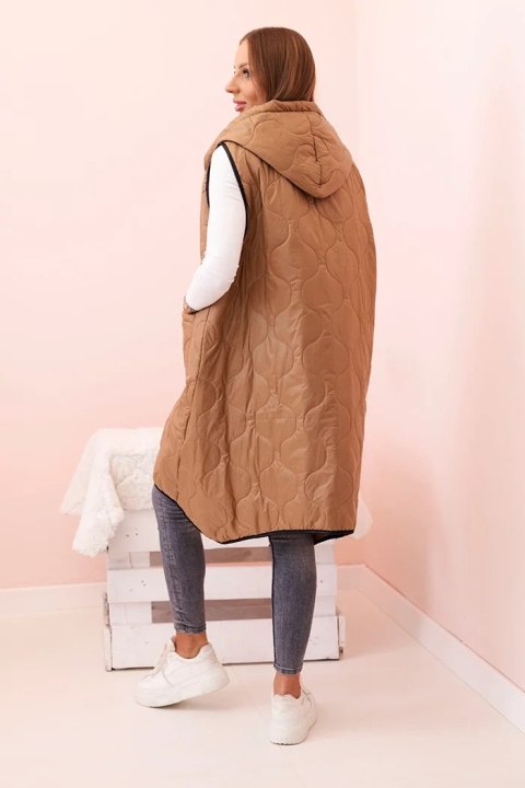 Kamizelka damska pikowana z kapturem Plus Size camelowa Stylowy Wieszak Kamizelka damska pikowana z kapturem Plus Size camelowa Stylowy Wieszak