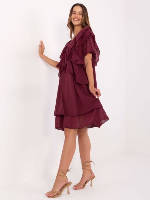 Modelka w bordowej sukience boho z falbanami i wiązanym dekoltem – styl na lato Modelka w bordowej sukience boho z falbanami i wiązanym dekoltem – styl na lato