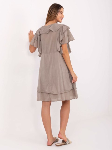 Stylowa sukienka boho w kolorze ciemnobeżowym z falbanami Stylowa sukienka boho w kolorze ciemnobeżowym z falbanami