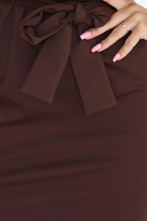 240-9 ROXI sukienka z asymetryczną spódnicą i paskiem - CZEKOLADOWA - M