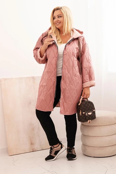Stylowa kurtka damska oversize z geometrycznym pikowaniem i modnym sznurkiem w panterkę. Stylowa kurtka damska oversize z geometrycznym pikowaniem i modnym sznurkiem w panterkę.