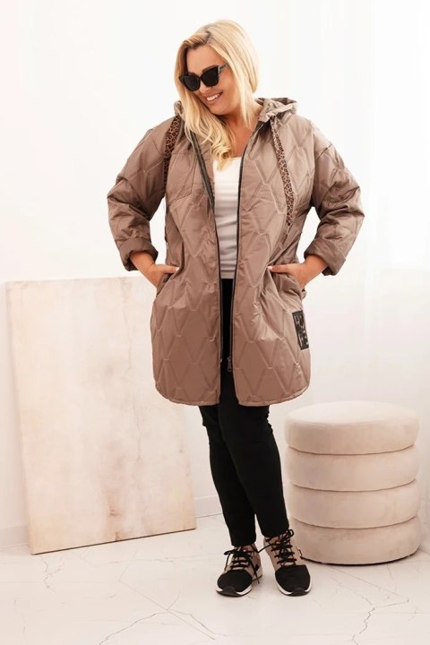 Modelka w kurtce oversize HOPE w kolorze fango – Stylowy Wieszak Modelka w kurtce oversize HOPE w kolorze fango – Stylowy Wieszak
