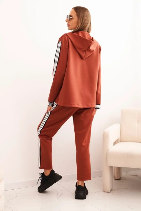 Stylowy rudy komplet z lampasami – zestaw dla kobiet w rozmiarze S–L. Stylowy rudy komplet z lampasami – zestaw dla kobiet w rozmiarze S–L.